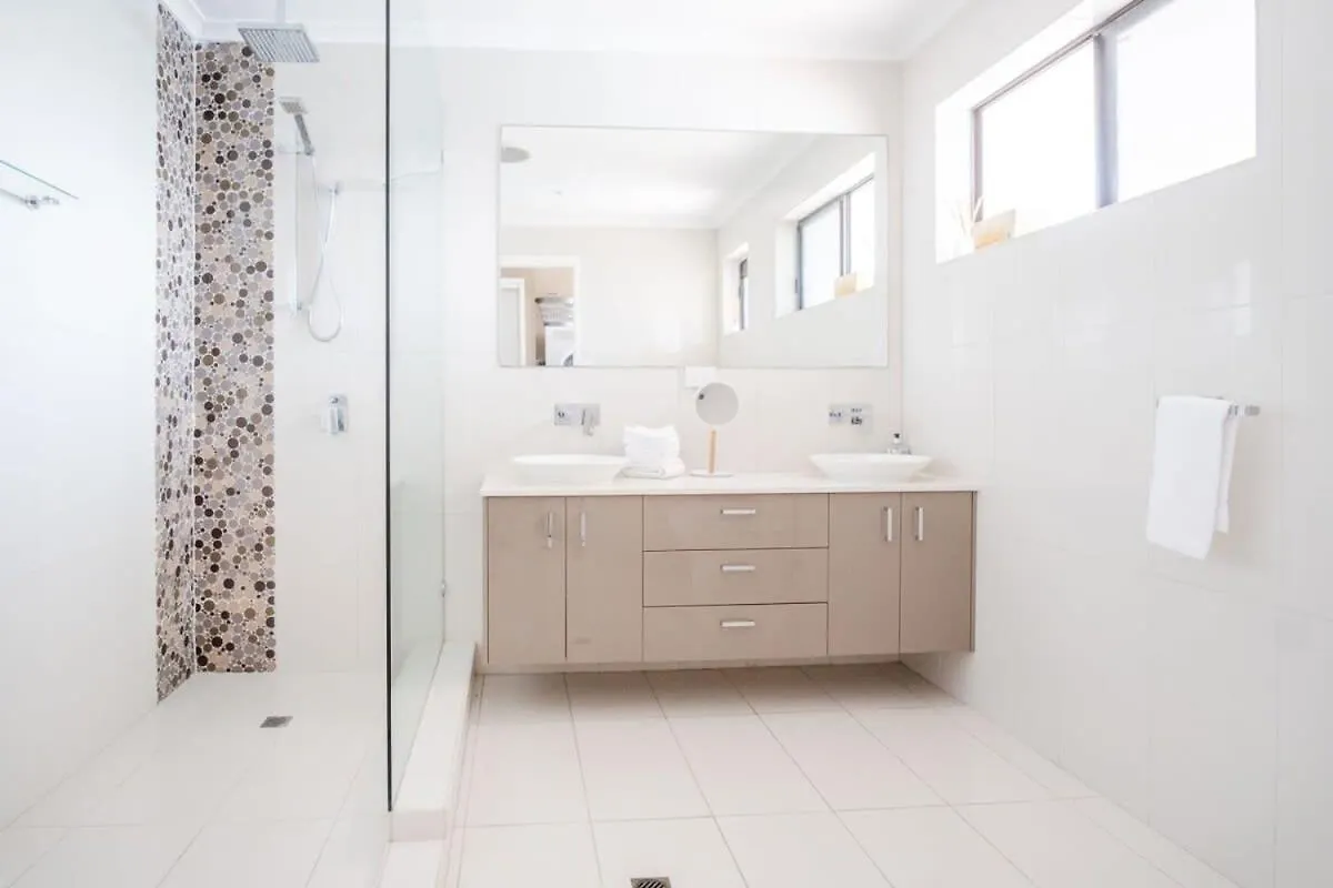 Pet Friendly Family Home With Pool - Walk To Warana Beach Buddina Holiday home