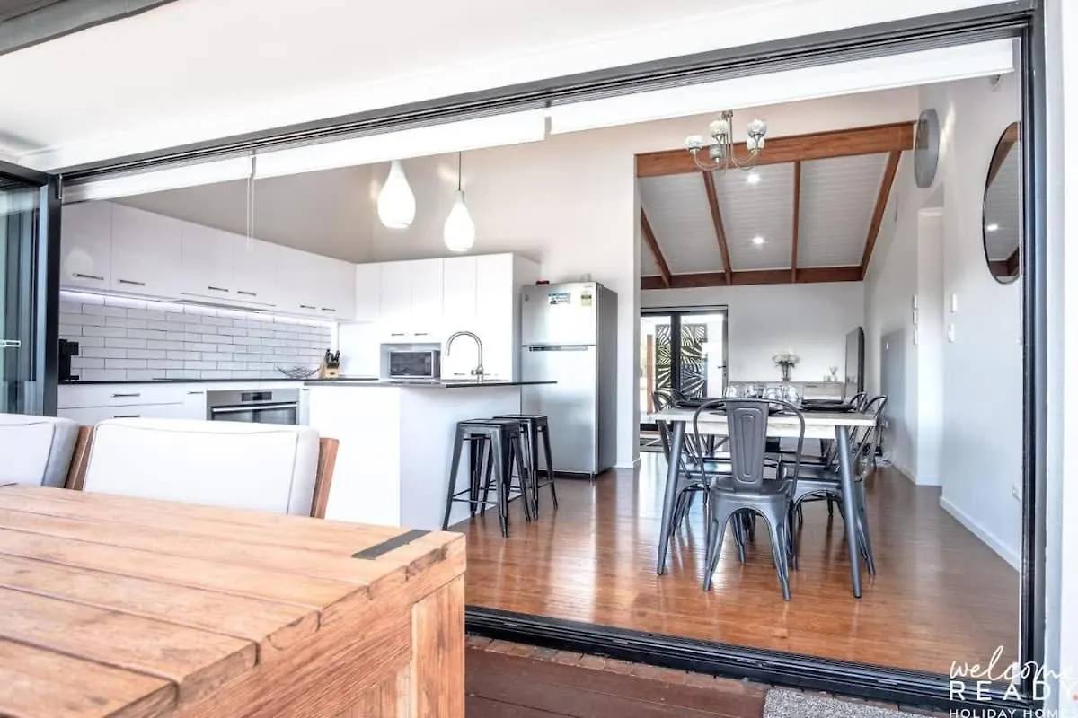 Pet Friendly Family Home With Pool - Walk To Warana Beach Buddina 0*,